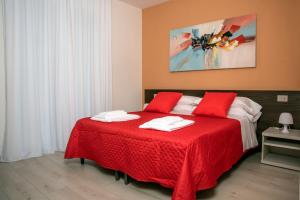 维罗纳Camelot Red - Appartamenti的一间卧室配有红色的床和白色毛巾