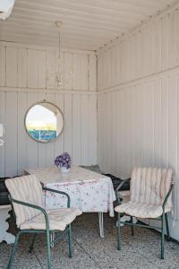 沃尔特湖畔韦尔登Villa Fernblick的一间带桌子和两把椅子的用餐室
