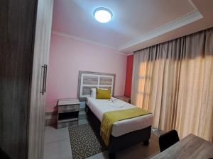 马塞卢Jate Guest House的酒店客房设有床和窗户。
