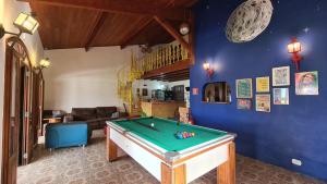 乌巴图巴Hostel Na Praia - Hospedagens e eventos的客厅配有台球桌