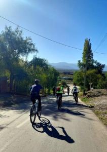 卢汉德库约La cabaña de Tito.的一群人骑着自行车沿着马路