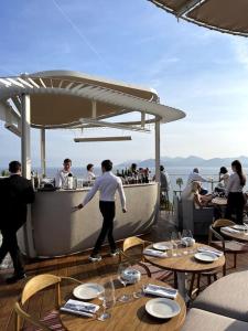 戛纳Beach Studio Cannes的一群人站在游艇上的酒吧里