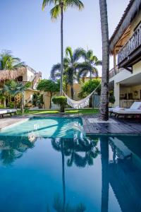 杰里科科拉Casa Elea的棕榈树度假村内的游泳池