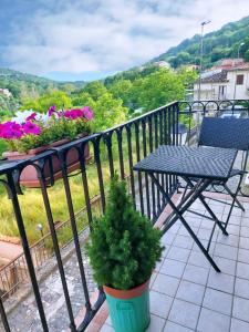 San GiovanniCasa Massa的阳台配有桌子和鲜花