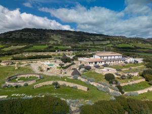 GergeiIs Perdas Rural Retreat & Spa的山丘上建筑物的空中景观