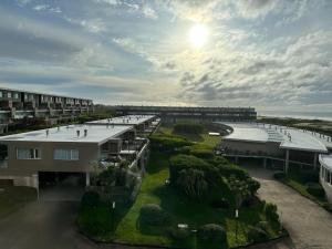 马德拉潘帕斯Linda Bay Premium Resort的建筑的空中景观,背景是海洋