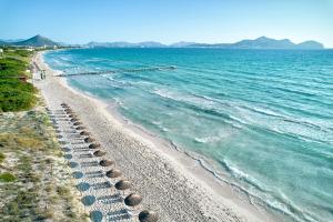 穆罗海滩Iberostar Selection Albufera Playa All Inclusive的海滩上,有一排遮阳伞和大海