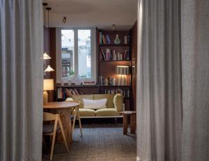 巴黎Hôtel Marais de Launay的客厅配有沙发和桌子