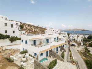 纳乌萨Aura Suites Paros的享有白色建筑的空中景色,背景是大海