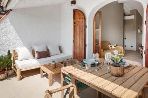 Porto IstanaBaia Dorata beach apartment的客厅配有桌子和沙发