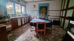 锡拉库扎Villa Vella的一间厨房,里面配有桌椅