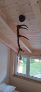 阿尔高内的伊门施塔特Ferienhaus Bergstätter Sonne的挂在小木屋天花板上的蜘蛛吊灯