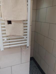 布里德灵顿Southbay Room 2的带淋浴的浴室,配有毛巾架