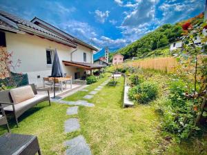 Gambarogno• Boutique Villa 26 • in Gambarogno的花园配有沙发和桌椅