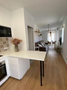 比利亚努埃瓦-赫尔特鲁Apartamento en Vilanova, Ático的厨房以及带白色台面的客厅。