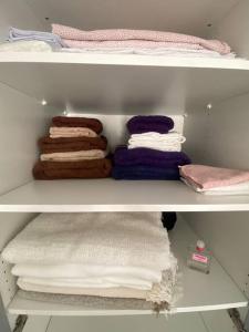 比利亚努埃瓦-赫尔特鲁Apartamento en Vilanova, Ático的衣柜里装满了毛巾和折叠式衣服