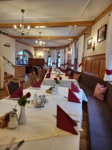 皮茨河谷圣莱昂哈德Hotel Restaurant Liesele Sonne的红餐巾餐馆的一排桌子
