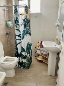 都拉斯Lola’s Apartment的浴室设有淋浴帘、卫生间和水槽