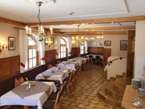 皮茨河谷圣莱昂哈德Hotel Restaurant Liesele Sonne的一间在房间内配有桌椅的餐厅