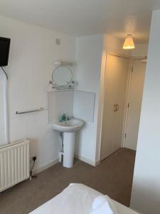 卡比斯贝St Merryn的浴室设有白色水槽和镜子