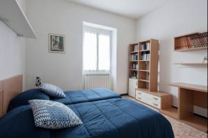 莱万托I Venti的一间卧室设有蓝色的床和书架