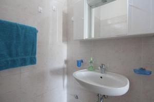 莱万托I Venti的浴室设有水槽、镜子和蓝色毛巾