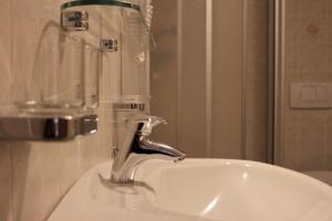 瓦尔道拉雅合霍夫公寓的浴室内带水龙头的盥洗盆
