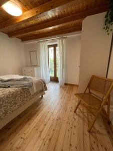Olmo al BremboRelax sul Brembo - Casa Vacanze的一间卧室配有一张床,铺有木地板
