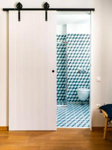 雅典Iasonos Suites Athens的浴室设有推拉门,可通往浴缸。