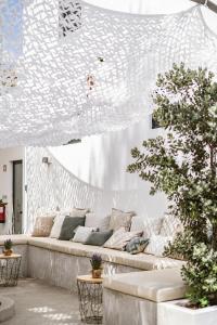 圣塔伦A Casa Brava的大楼内带白色沙发的客厅