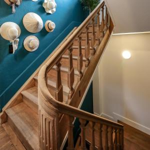 罗什福尔Couleur basilic的楼梯,有木栏杆和蓝色的墙壁