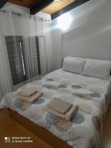 ArónionCasa del Sol的一间卧室配有带毛巾的床