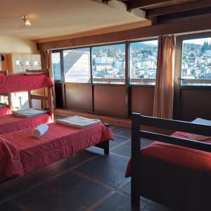 圣卡洛斯-德巴里洛切Hospedaje Penthouse 1004的客房设有两张床和大窗户。