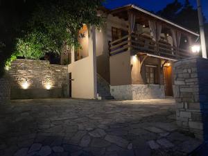 普里诺斯Villa Parahora的夜间有石头车道的房子