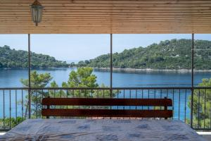 布拉托Panoramic Apartments Anić的一间卧室设有长凳,享有水景