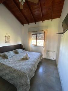 圣克拉拉德尔马尔Complejo San Cristobal的一间卧室设有一张大床和一个窗户。
