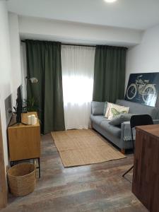 马尔皮卡Apartamento Solpor的带沙发和窗户的客厅