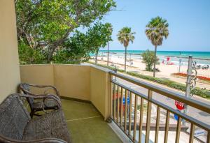 蒙特西尔瓦诺Palm Beach House - Vista mare的俯瞰海滩的阳台长凳