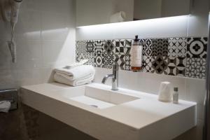 巴伯雷圣叙尔皮斯特鲁瓦机场诺富特酒店的浴室设有白色水槽和镜子
