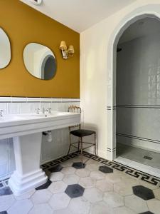 TornacChâteau La Bruguière的一间带水槽和镜子的浴室