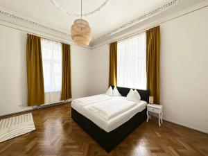 维也纳Hotel Columbia的卧室设有白色大床和窗户。
