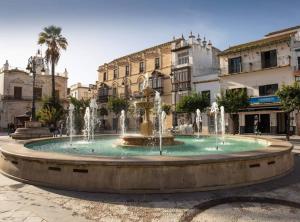 桑卢卡尔-德巴拉梅达SibsSanlucar Albero - Ideal Familias - Centro - Playa Piletas的街道中央的喷泉