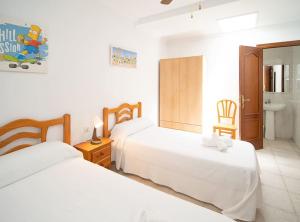 桑卢卡尔-德巴拉梅达SibsSanlucar Albero - Ideal Familias - Centro - Playa Piletas的酒店客房带两张床和一间浴室