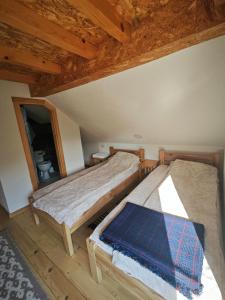 莫伊科瓦茨Mini Garden的配有木天花板的客房设有两张床。