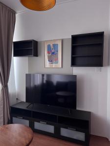 布拉迪斯拉发艾韦恩酒店的客厅配有大屏幕平面电视