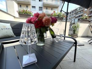 基瓦索Only Time- Luxury Comfort House的阳台上的花瓶桌子