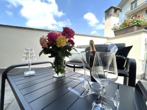 基瓦索Only Time- Luxury Comfort House的花瓶和酒杯的玻璃桌