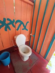 莱蒂西亚Hostal Búho Amazonas tours的一间带卫生间和桶的浴室