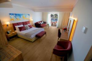 赫尔格达Stella Beach Resort & Spa, Makadi Bay的酒店客房设有床和客厅。