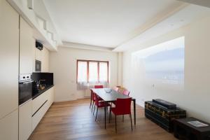 罗马- ROMAN RUINS HOUSE - 750m from the metro station的厨房以及带桌椅的用餐室。